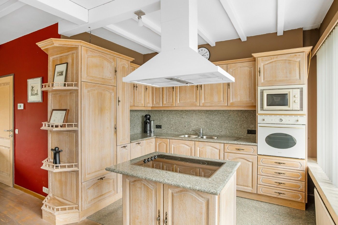 Ruime, instapklare bel-etagewoning met 3 slpk., inpandige garage en tuin foto 9