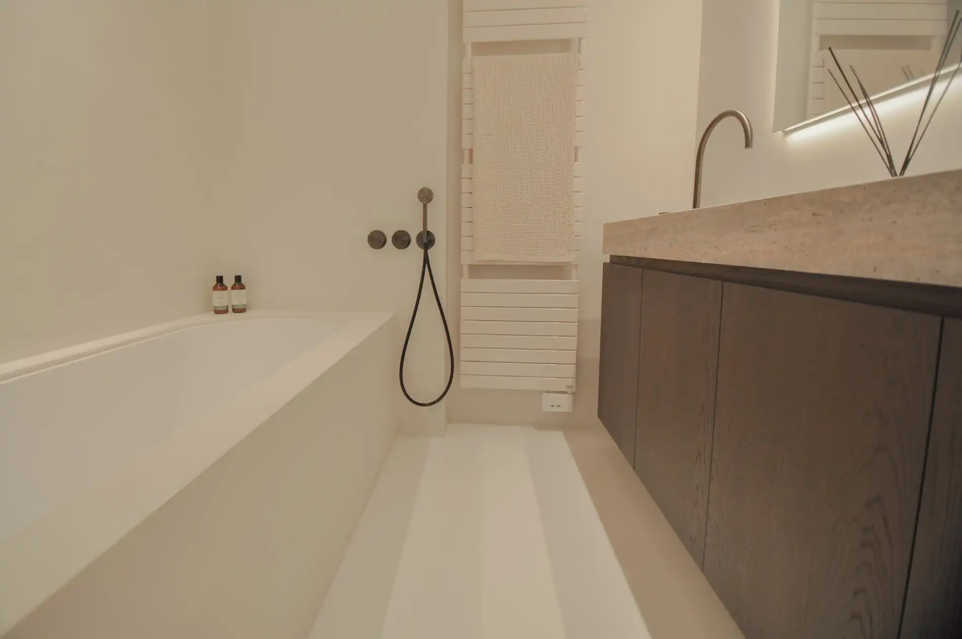 Uitzonderlijk, tijdloos volledig gerenoveerd appartement met een open zicht . foto 17