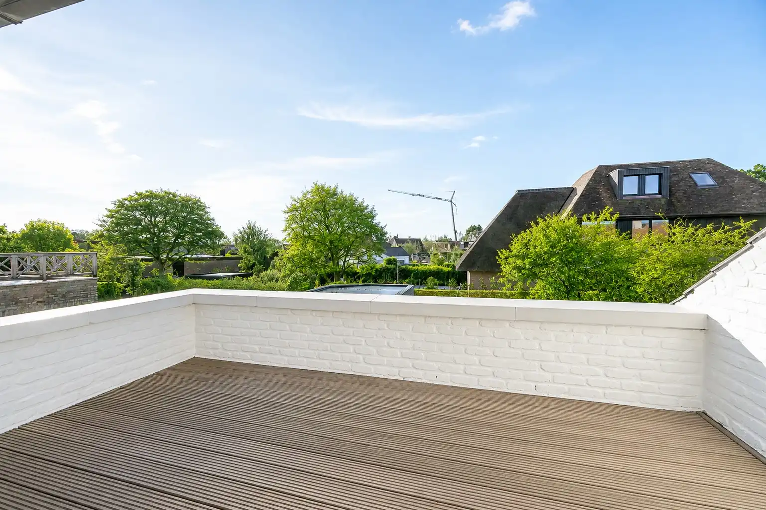 Alleenstaande villa met 4 slaapkamers in een residentiële omgeving. foto 30