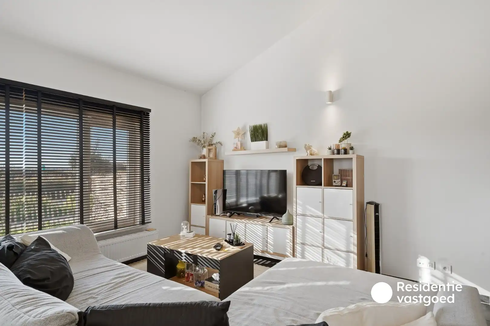 Instapklare woning met dubbele garage, 3 kamers en zongerichte buitenruimtes foto 3