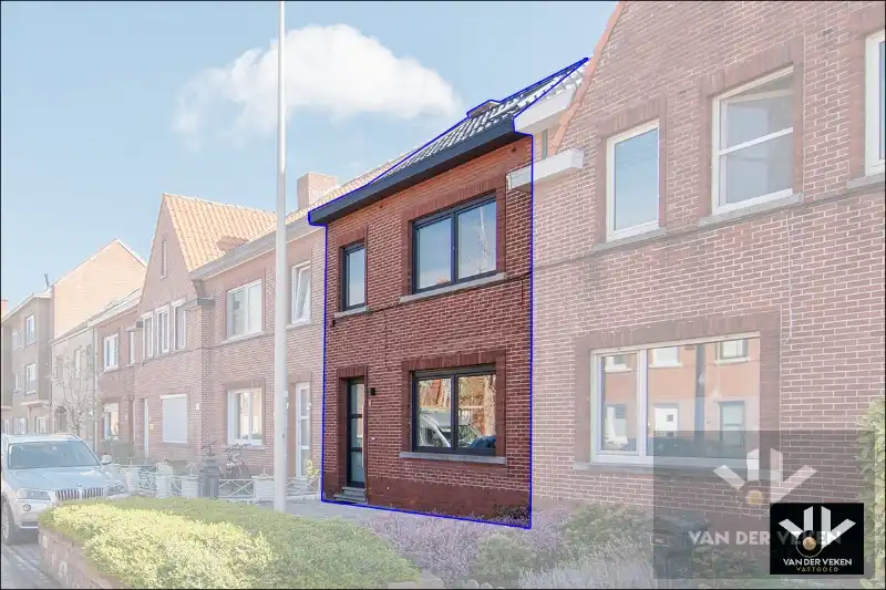 Volledig gerenoveerde en instapklare woning met gezellige stadstuin foto {{pictureIndex}}