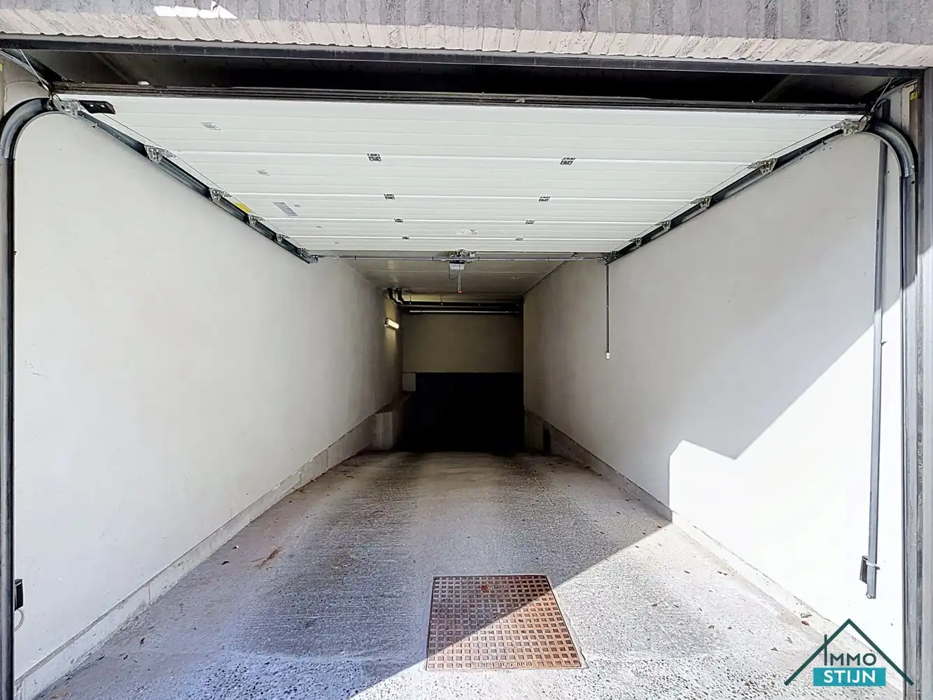 Ruime Parkeerplaats in het centrum van Veldegem foto 3