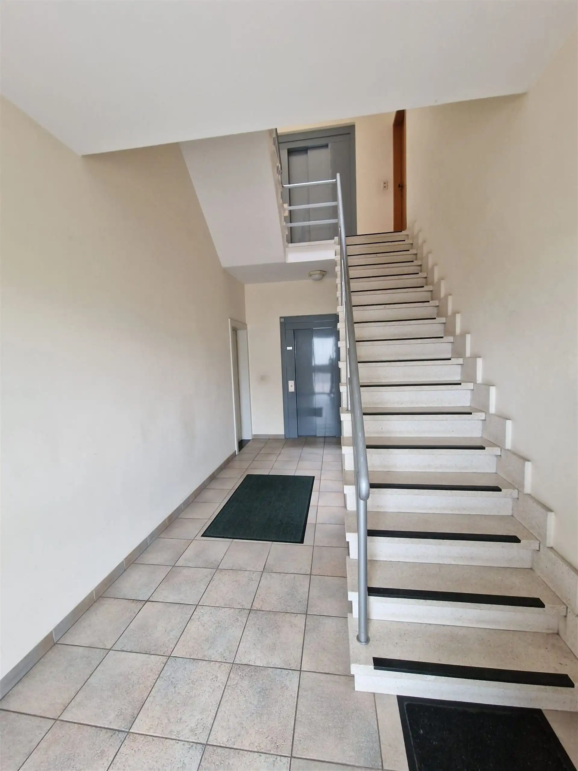 GOED GELEGEN APPARTEMENT MET GARAGE foto 2