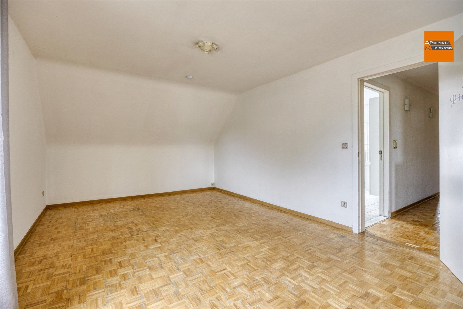 Ruime villa  met 5 slpk, garage en grote tuin foto 23