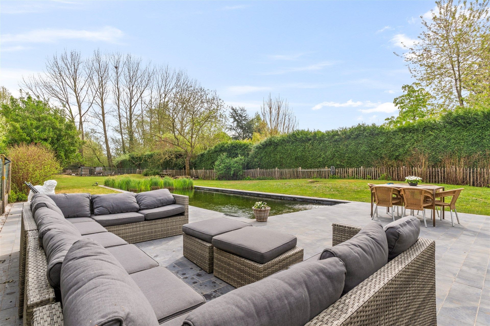 Indrukwekkende woning op een ruim perceel van 2208 m². foto 2
