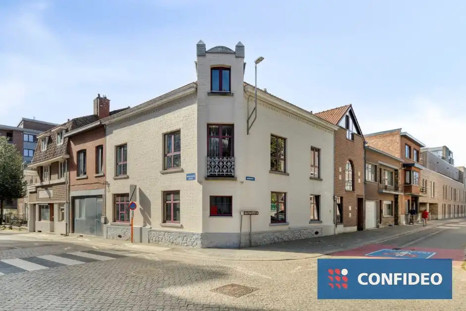 Hoofdfoto van de publicatie: Building van drie appartementen op wandelafstand van het commercieel centrum