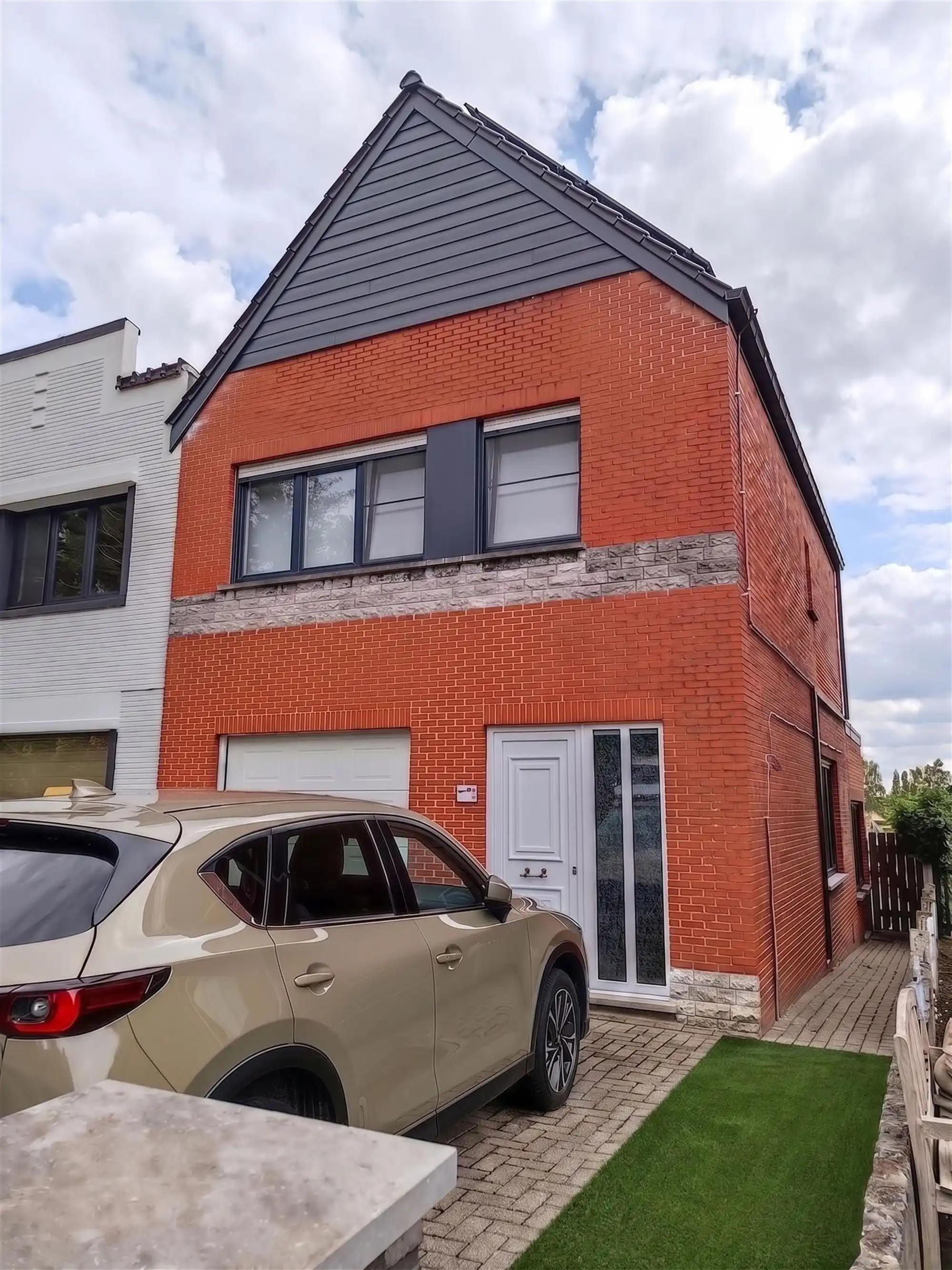 Ruime gerenoveerde gezinswoning met 4 slaapkamers foto 24