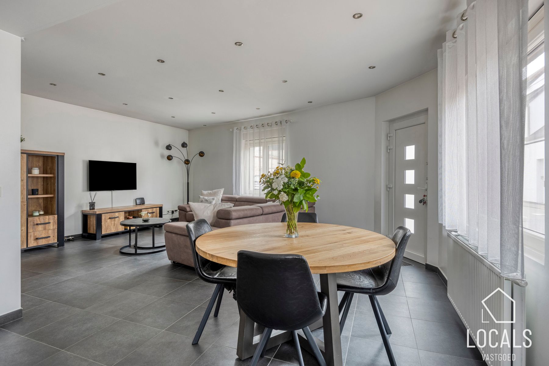 Instapklare gezinswoning te koop in hartje Denderleeuw foto 2