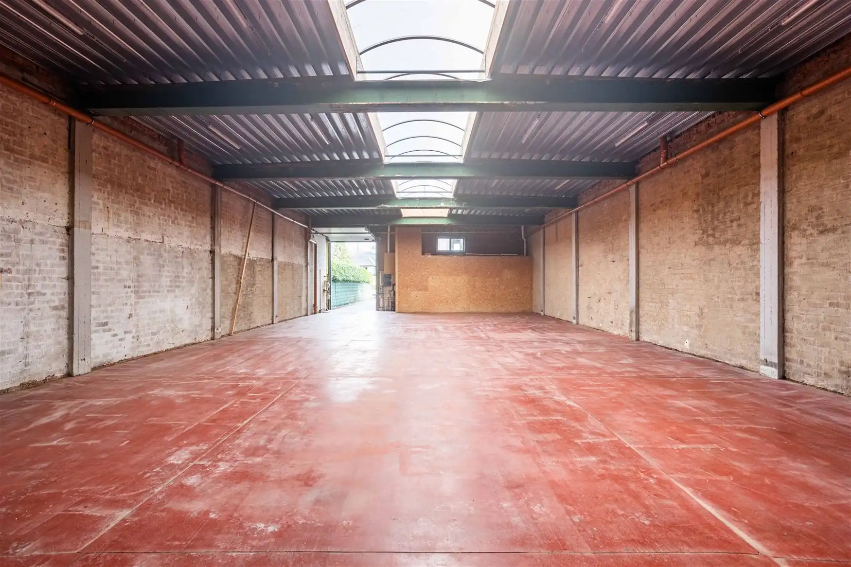Ruim magazijn op strategische locatie in Merelbeke foto {{pictureIndex}}
