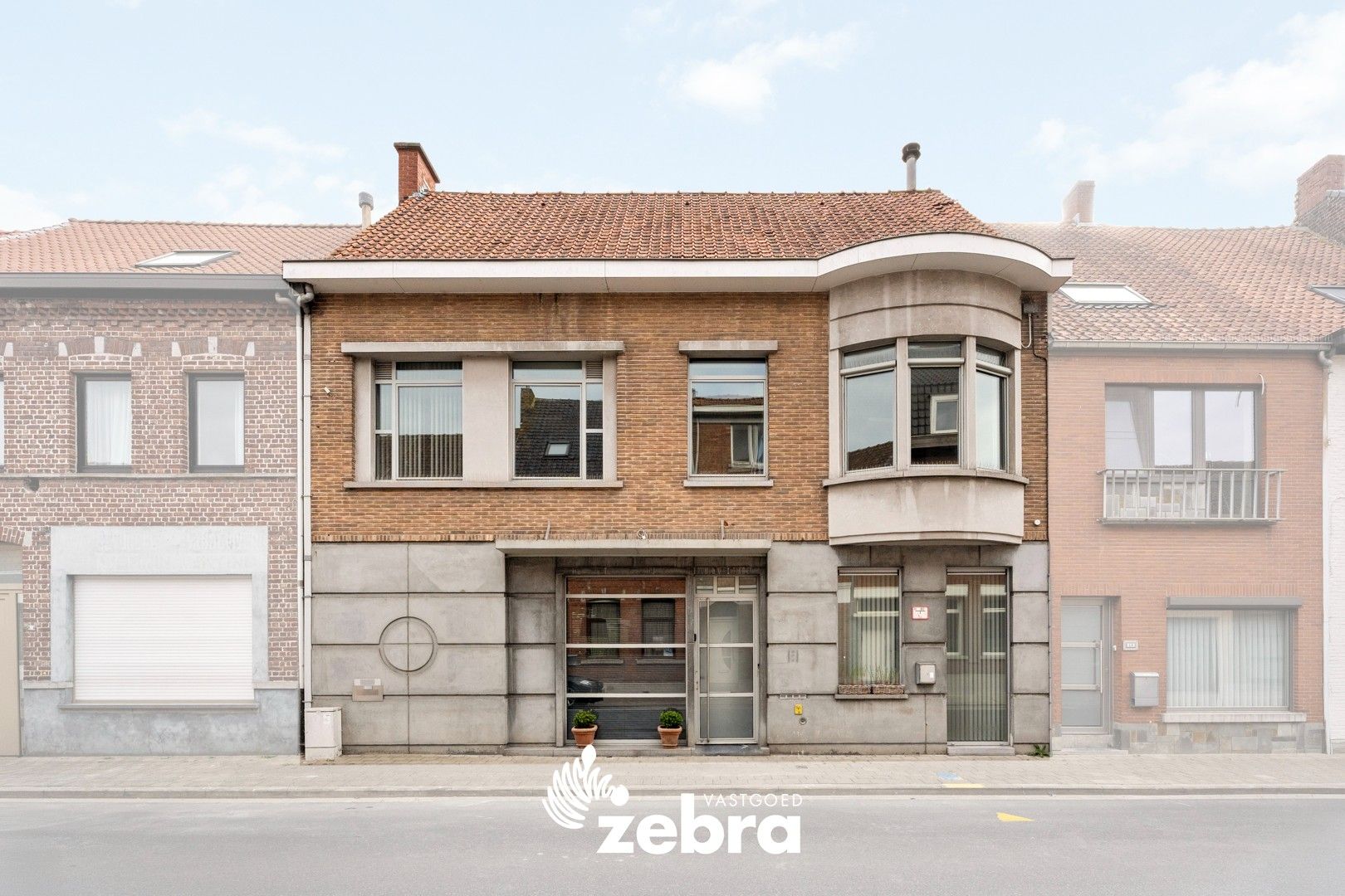 Ruime gerenoveerde woning met 3 slaapkamers en prachtige tuin te Ledegem! foto 2