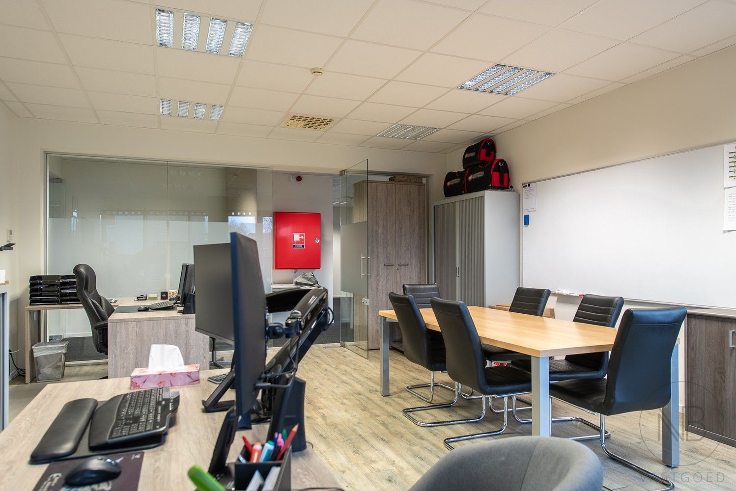 Volledig ingerichte en verhuurde kantoorverdieping in het zakelijke centrum van Genk (Botta-gebouw) foto 33