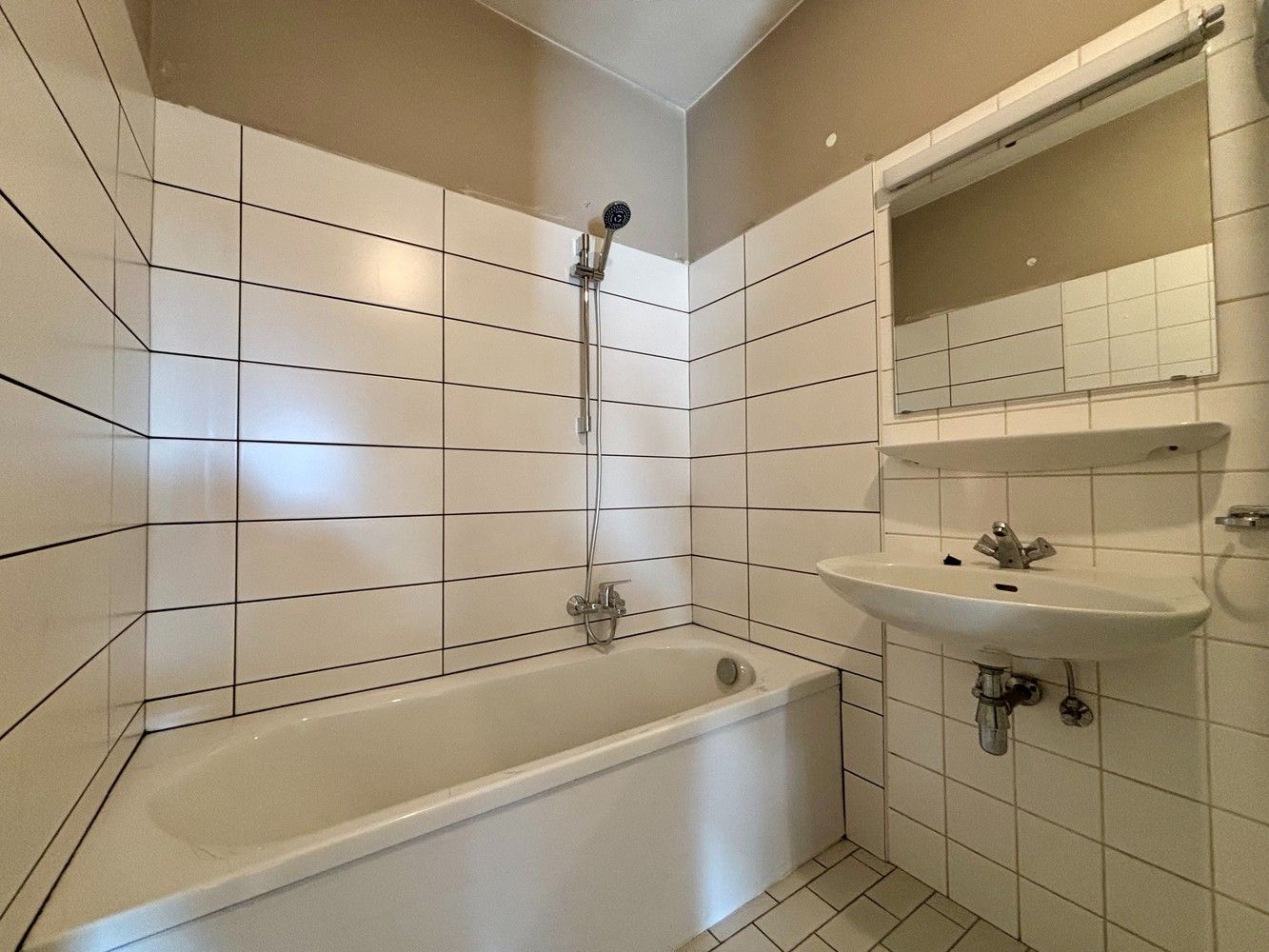 Appartement op de 2de verdieping met 3 slaapkamers, ruim terras en garagebox in het centrum van Ranst! foto 15