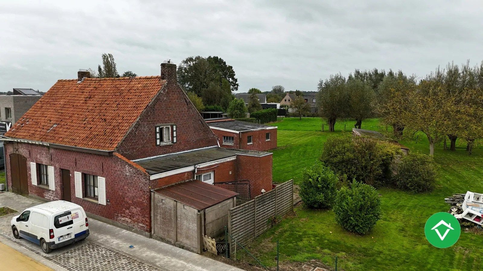 Te renoveren woning met 3  slaapkamers en bijhorend stuk grond te Koekelare  foto 1