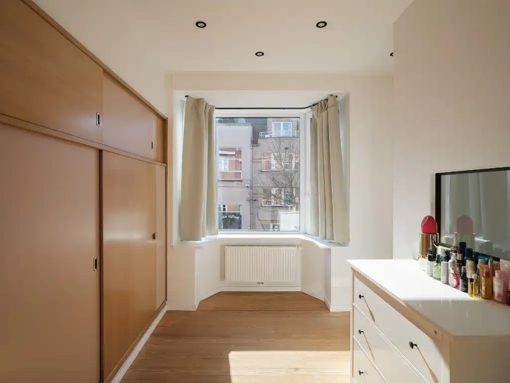 Instapklare en smaakvol gerenoveerde woning (3 slaapkamers – 2 badkamers) met tuin nabij het Paul de Smet de Naeyerpark. foto 13