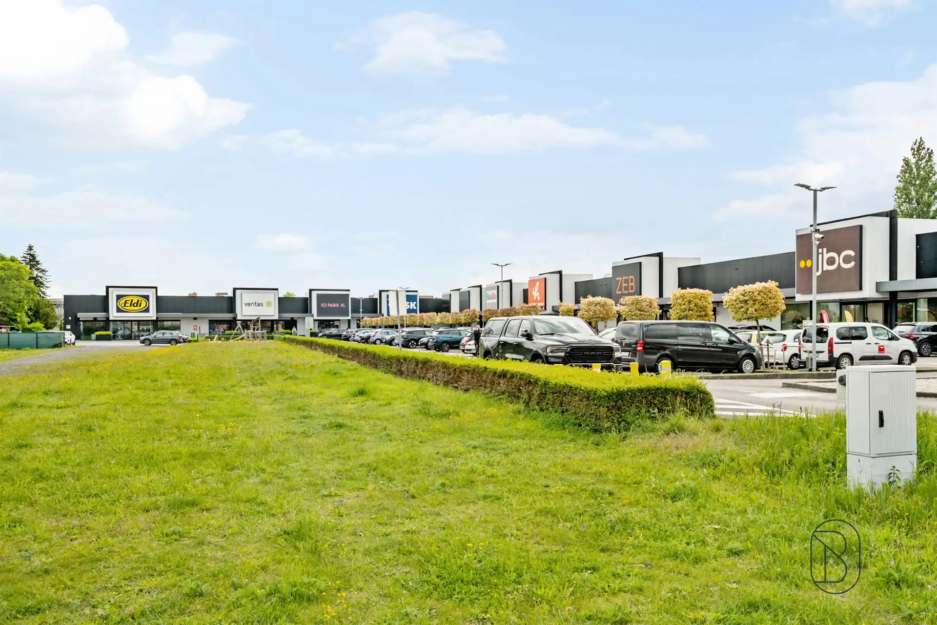 Handelspand met woonst op toplocatie aan het Shopping Center foto 27
