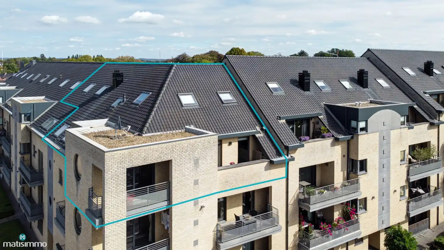 ZEER RUIM EN MODERN DUPLEXAPPARTEMENT (234M²) MET 5 SLAAPKAMERS, 2 BADKAMERS, 2 TERRASSEN, 2 KELDERS, DUBBELE GARAGE (60M²) (+ OPTIONEEL GARAGE) IN HET CENTRUM VAN LANAKEN foto {{pictureIndex}}