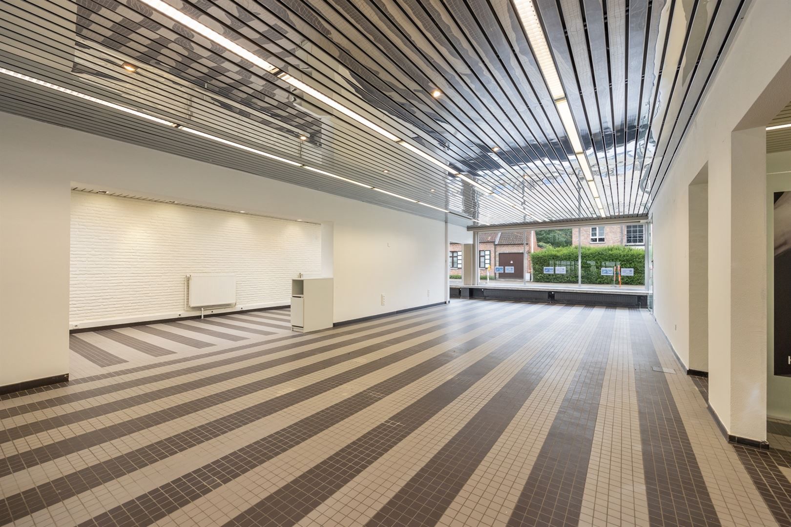 Kantoor met grote vitrine en duplex appartement foto 8