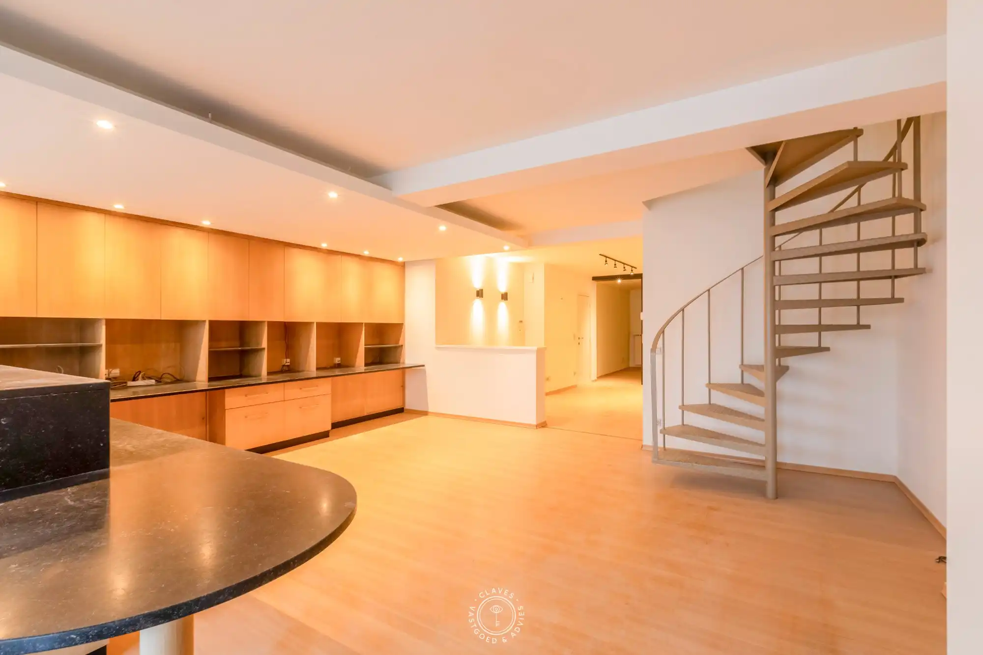 Centraal gelegen handelspand / kantoor met zicht op de Grote Markt foto 3