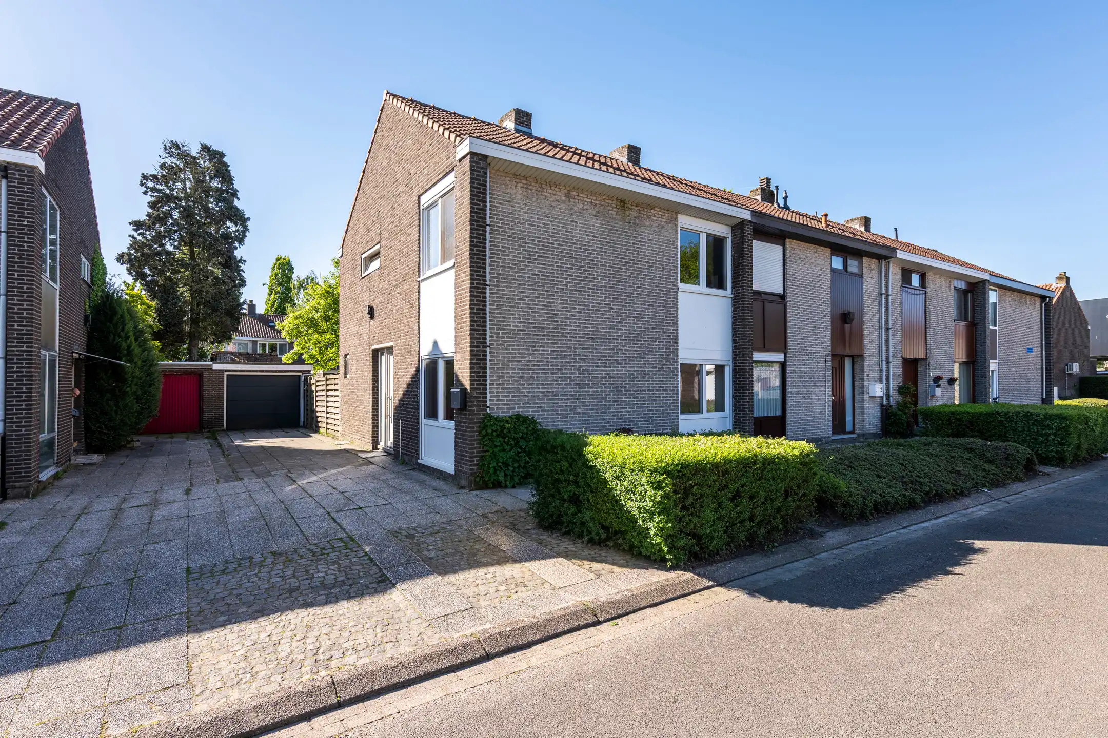 Instapklare gezinswoning met 3 slaapkamers en garage foto {{pictureIndex}}