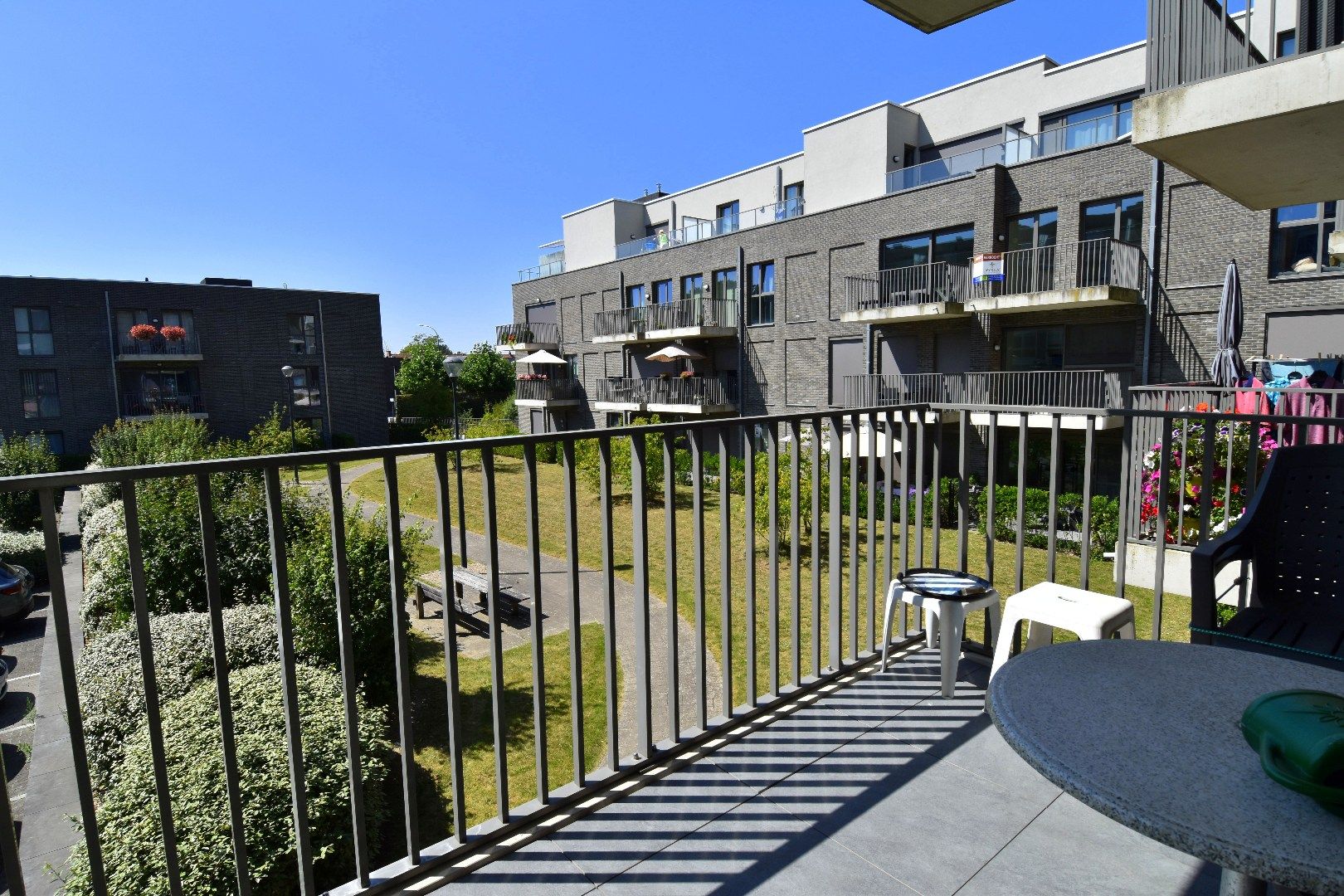Recent appartement met 2 slaapkamers, 2 terrassen en garagebox te huur in Gullegem foto 11