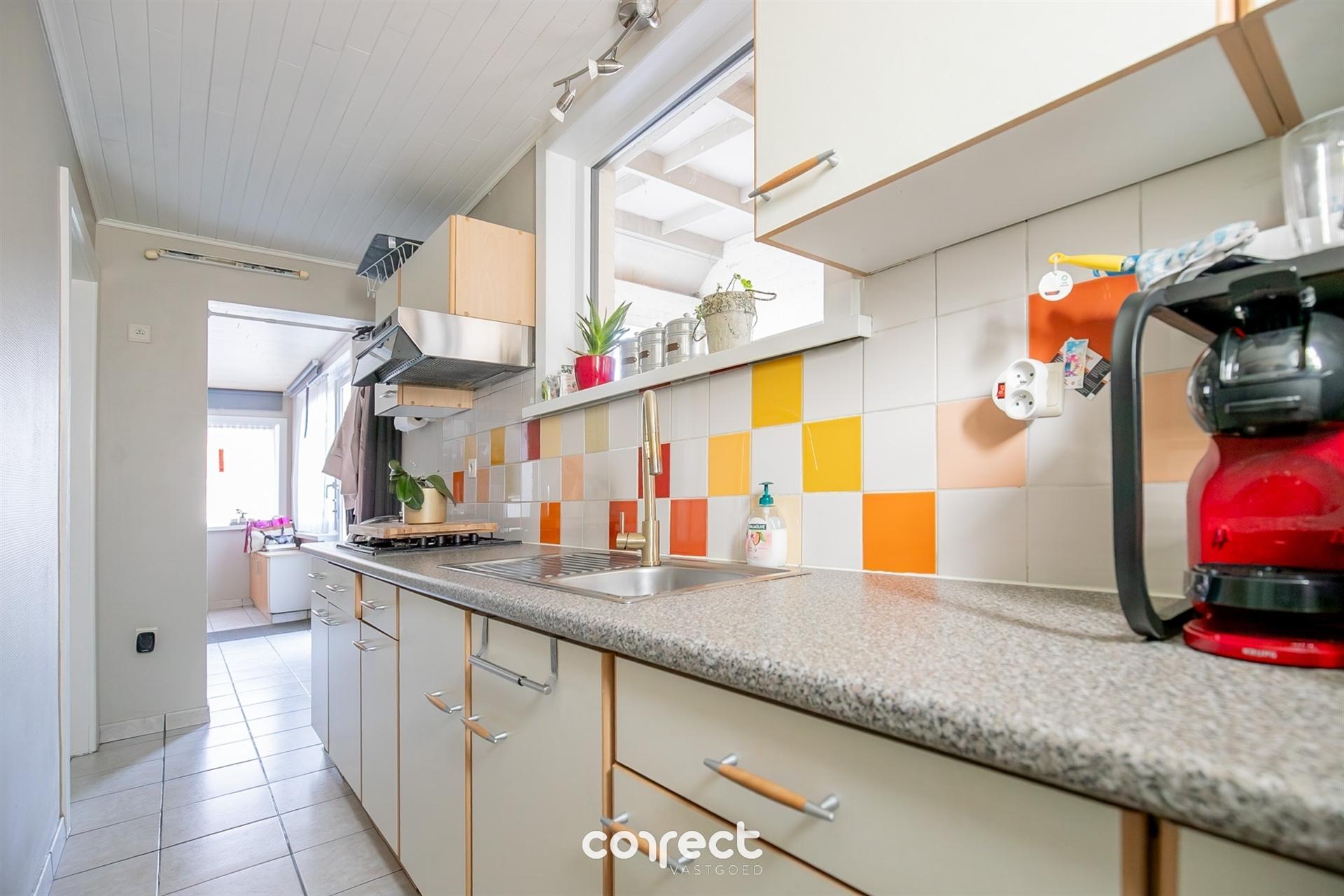 Halfopen bebouwing met ruime oprit, garage, carport en 3 volwaardige slaapkamers. foto 6