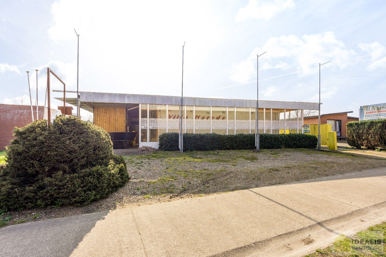 IDEALIS VASTGOED - TE RENOVEREN/AF TE BREKEN HANDELSPAND GELEGEN OP EEN RUIM PERCEEL VAN 12A 23CA! Dit te renoveren/af te breken handelspand omvat maar liefst +-350m² netto oppervlakte op een perceel van 12a23ca. Een unieke kans voor kandidaten op zoek naar een renovatieproject/grond op een hele fijne locatie dicht bij de centra van Oudsbergen, Bree en Peer! foto 3