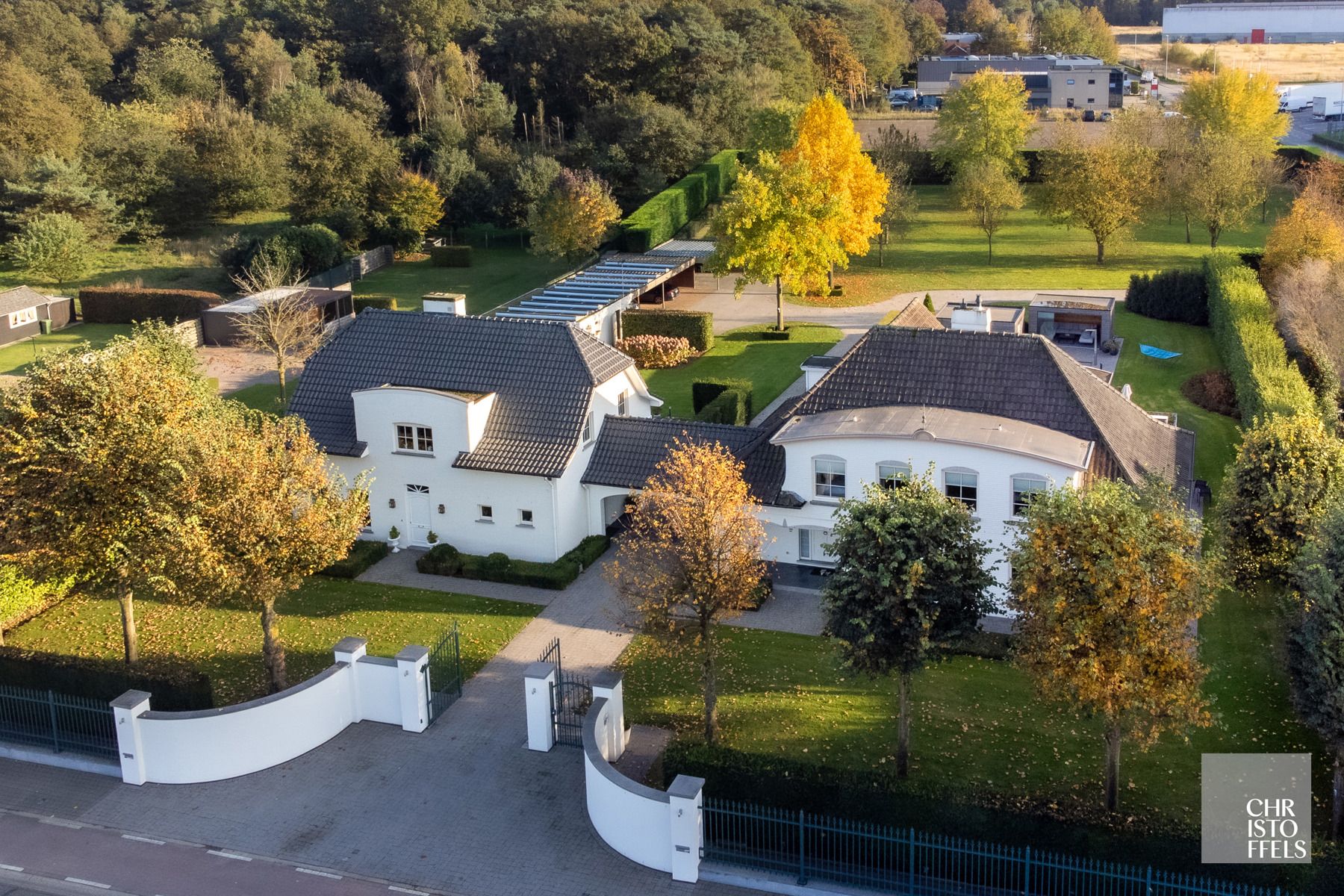 Hoofdfoto van de publicatie: Eigentijdse villa (428m²) met zwembad en 2de woning (187m²) op perceel van 47a63ca. 