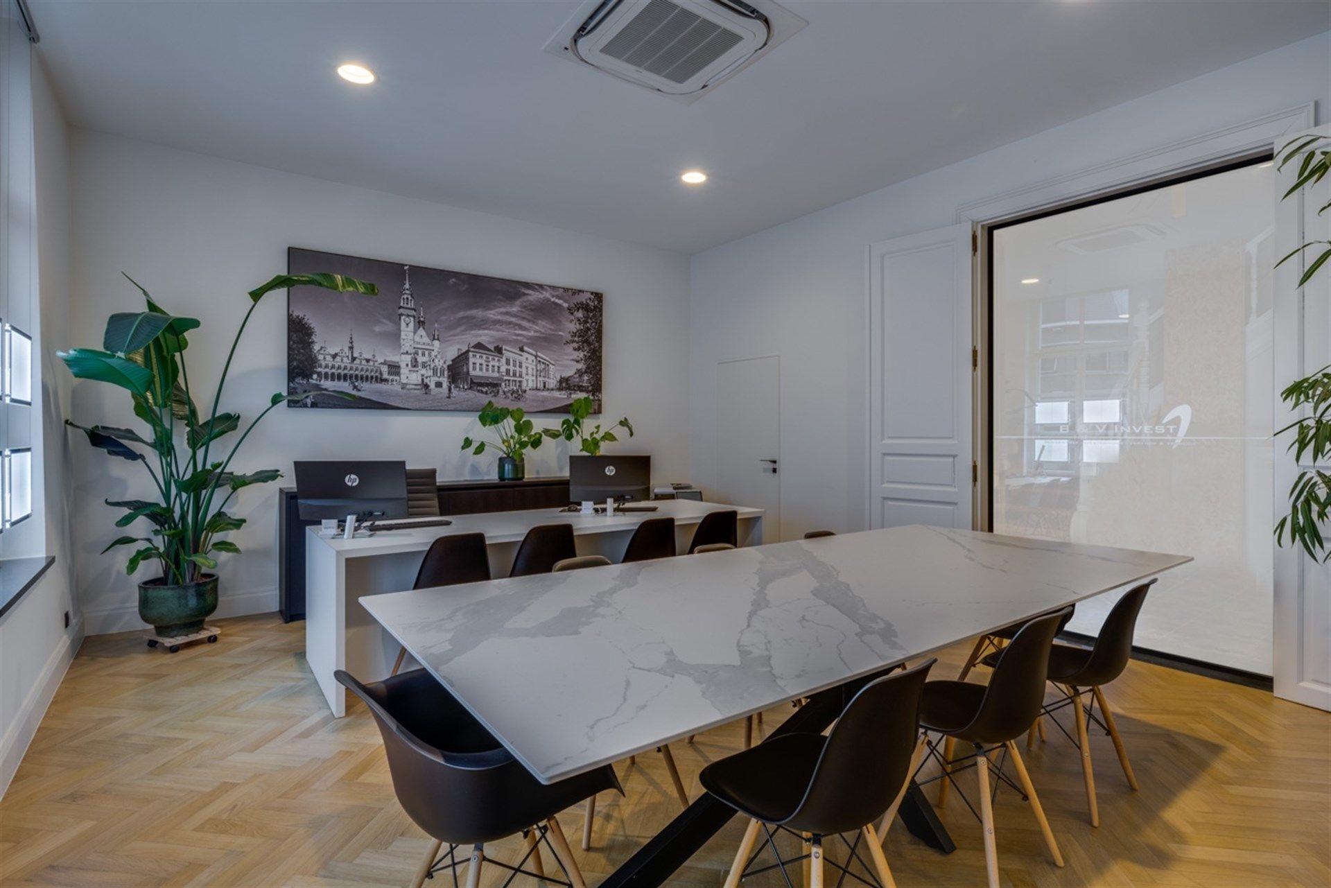 Representatief kantoor- of handelspand op topligging aan het Keizersplein in Aalst foto 2