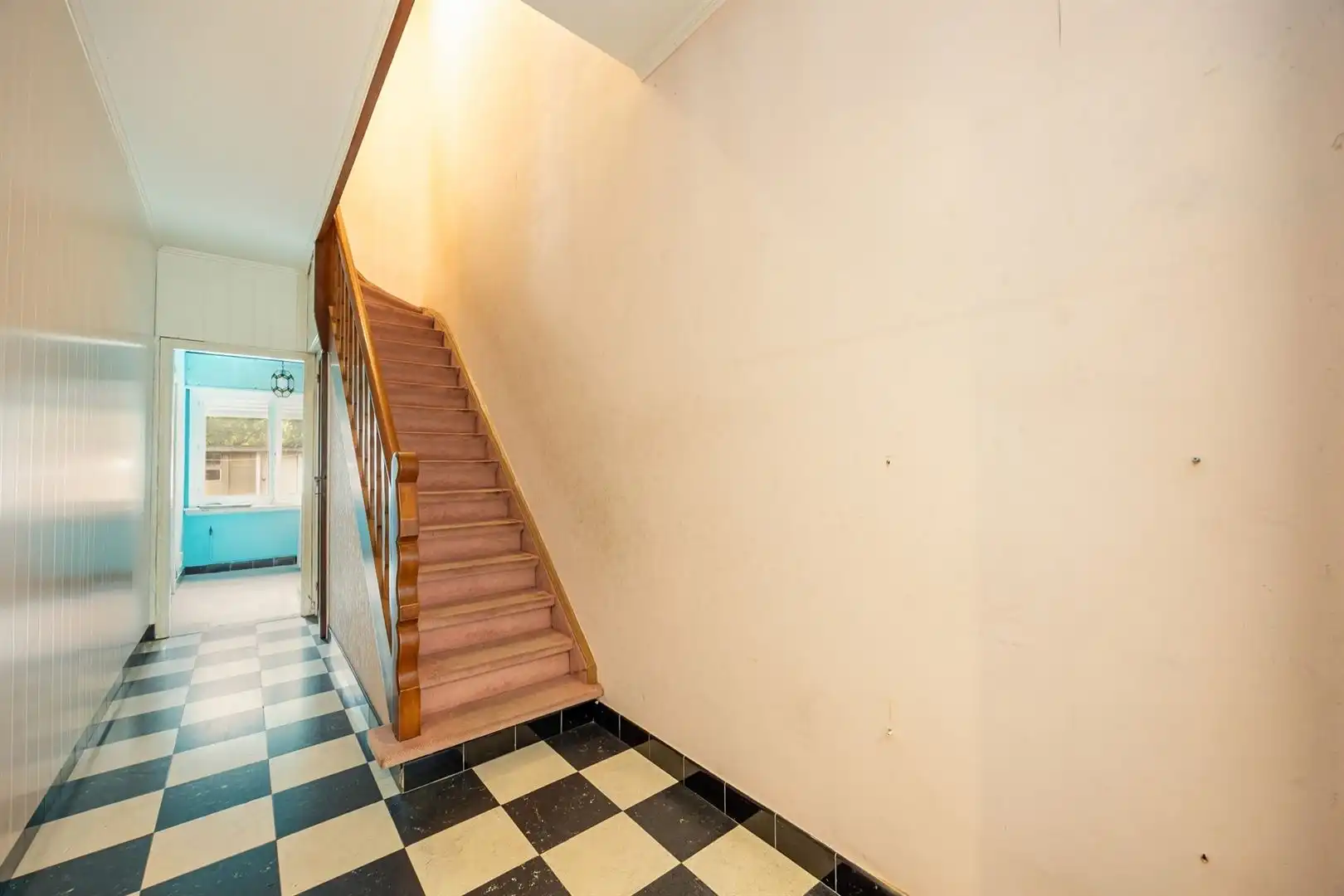 Ruime gezinswoning met zonnige tuin en renovatiepotentieel foto 3