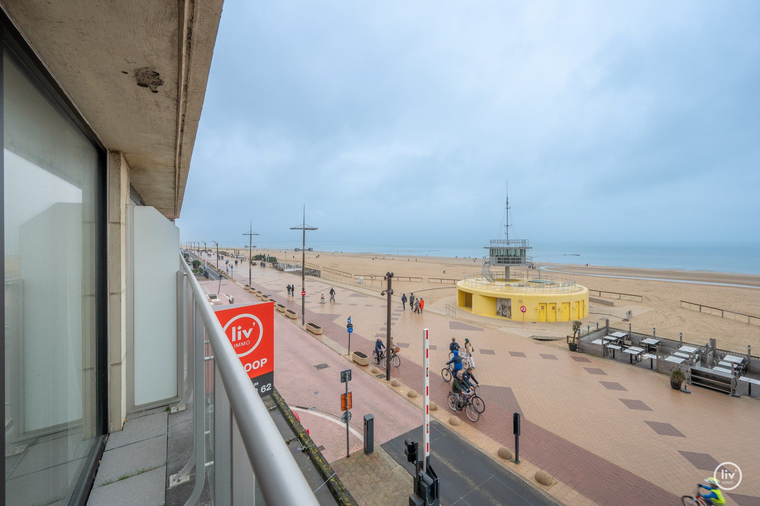 Magnifiek gerenoveerd appartement met FRONTAAL zeezicht gelegen aan het Lichttorenplein te Knokke. foto 12