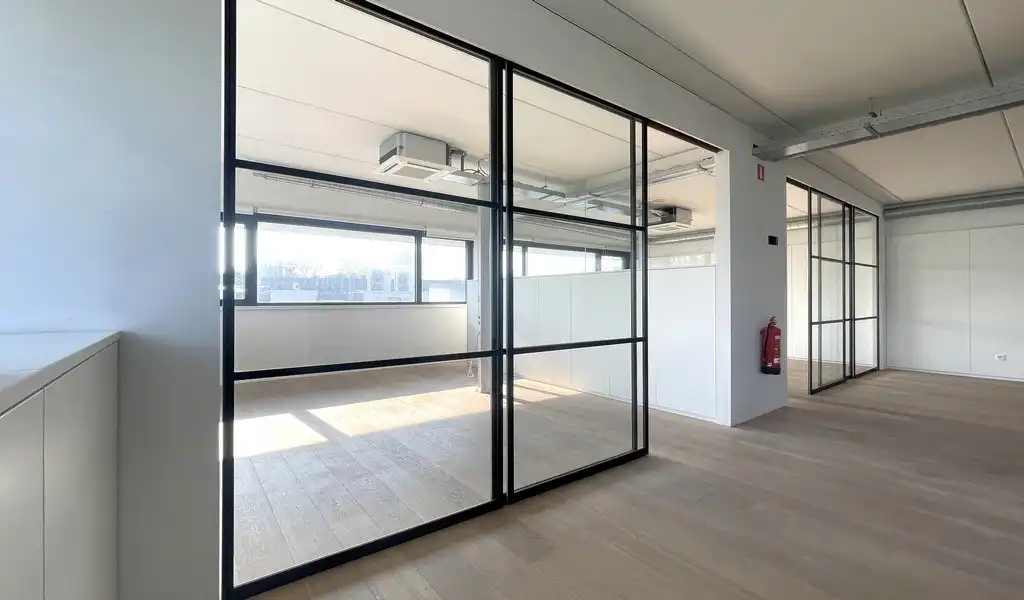 Modern afgewerkte kantoorruimte te huur in Burcht foto 15