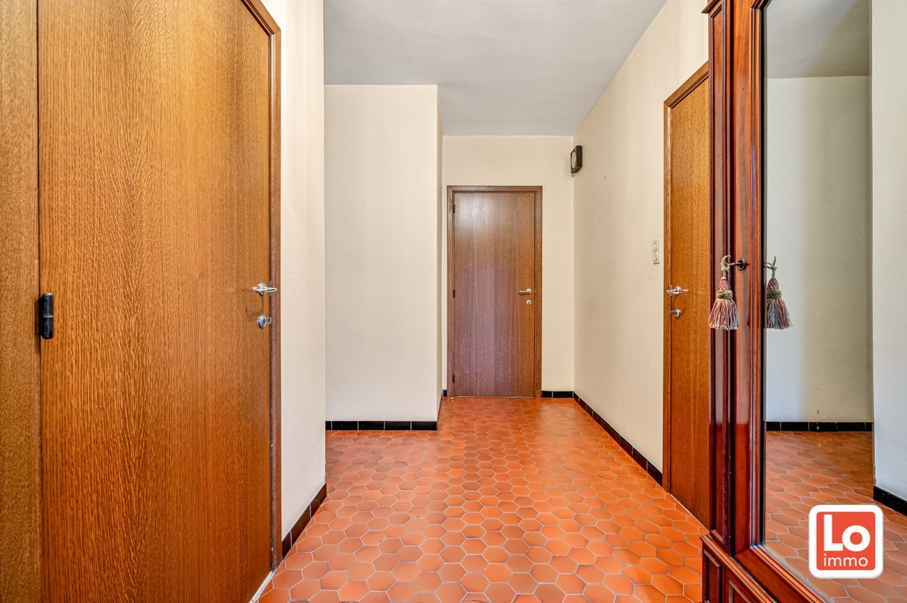 VERKOCHT! Goed onderhouden op te frissen gelijkvloerse woning met inpandige garage in een rustige straat nabij het centrum van Zelzate! foto 3