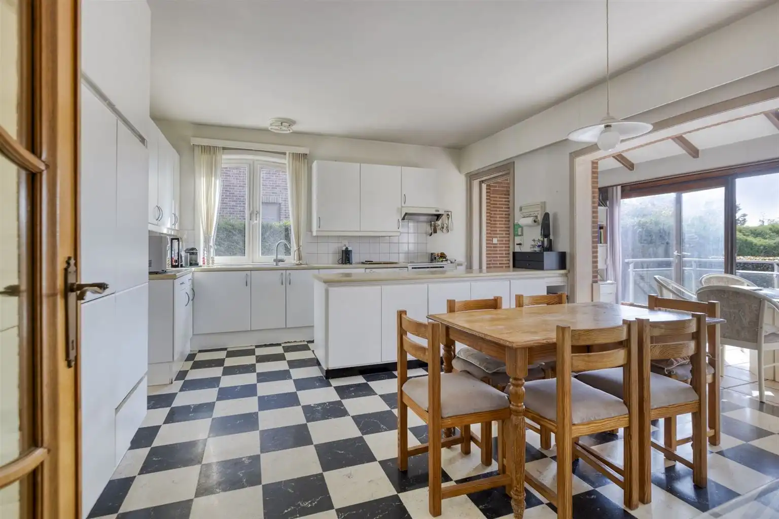 Karaktervolle, vrijstaande woning met 4 slaapkamers, veranda, dubbele garage, volledig onderkelderd op een perceel van 17a48ca, centraal gelegen bij het centrum. foto 14