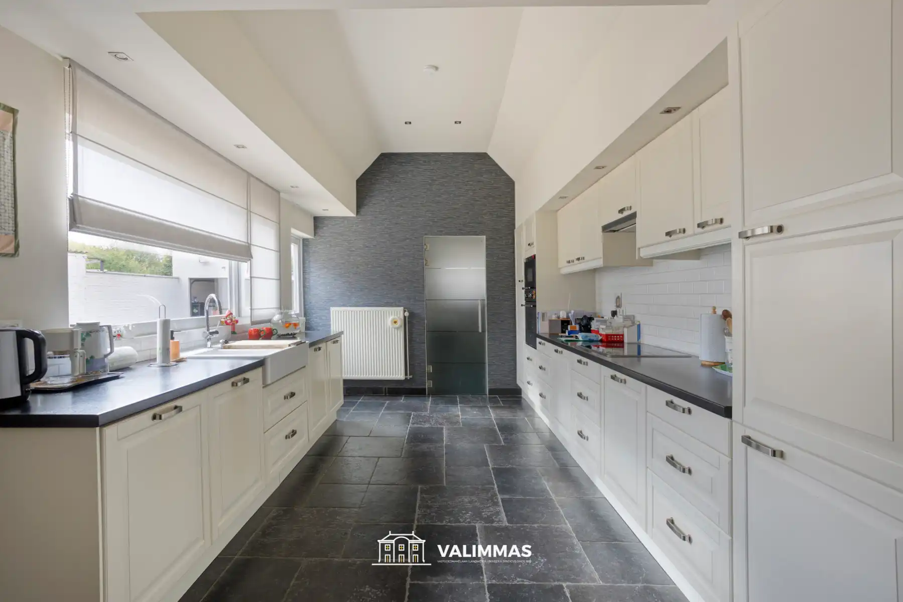 Prachtig gelegen gerenoveerde driegevelwoning met grote tuin foto 8