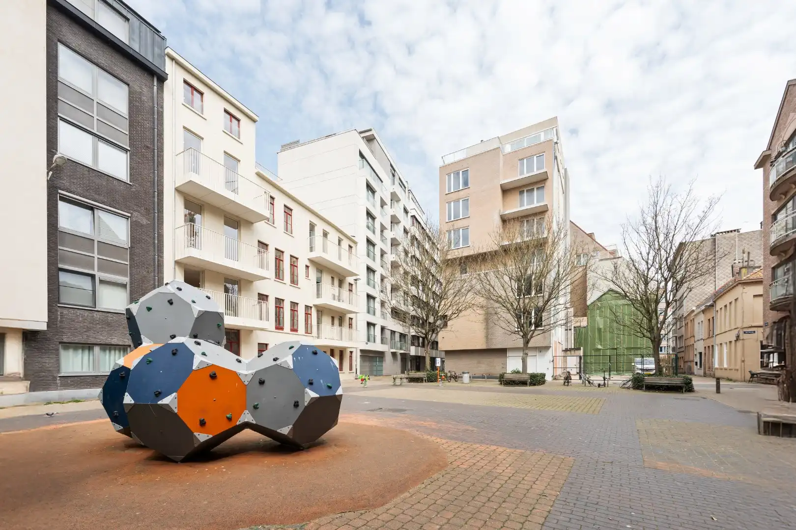 Appartement te koop in Oostende – hoge plafonds en karaktervolle architectuur nabij Achturenplein foto 8