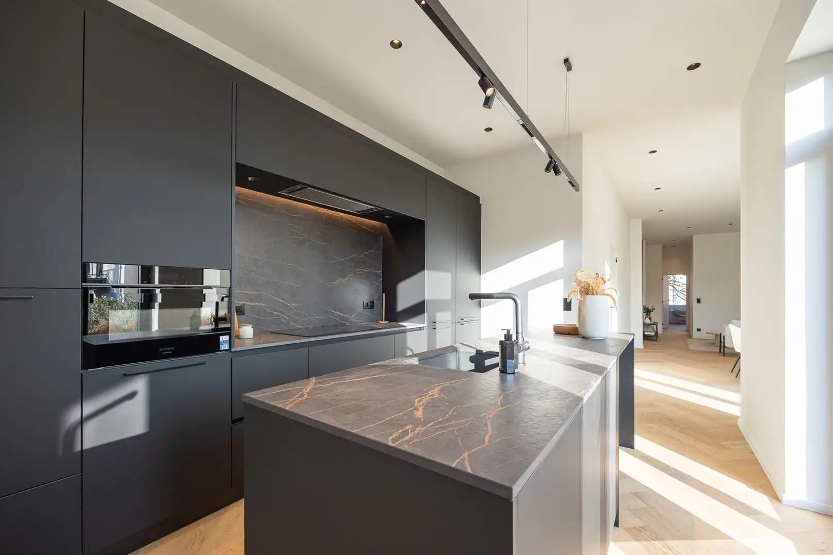 Gerenoveerd appartement met luxe-afwerking en topterras foto 9