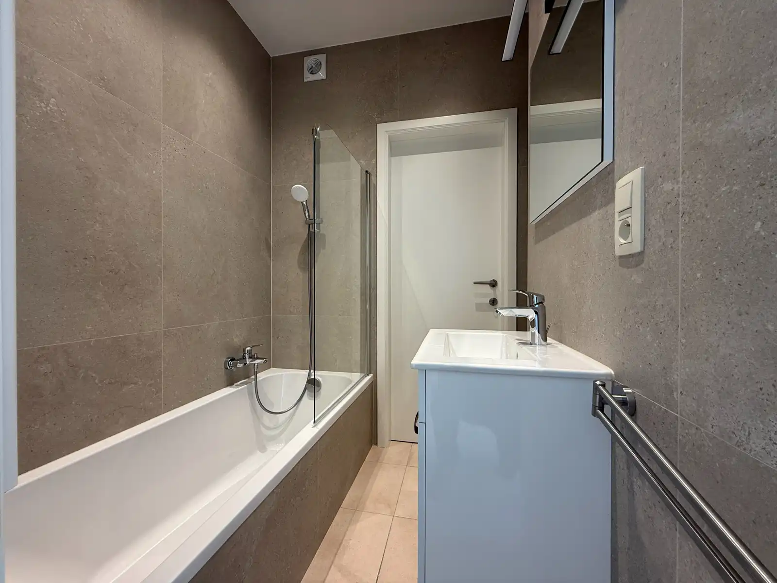 Instapklaar 2-slpk appartement met garage foto 10