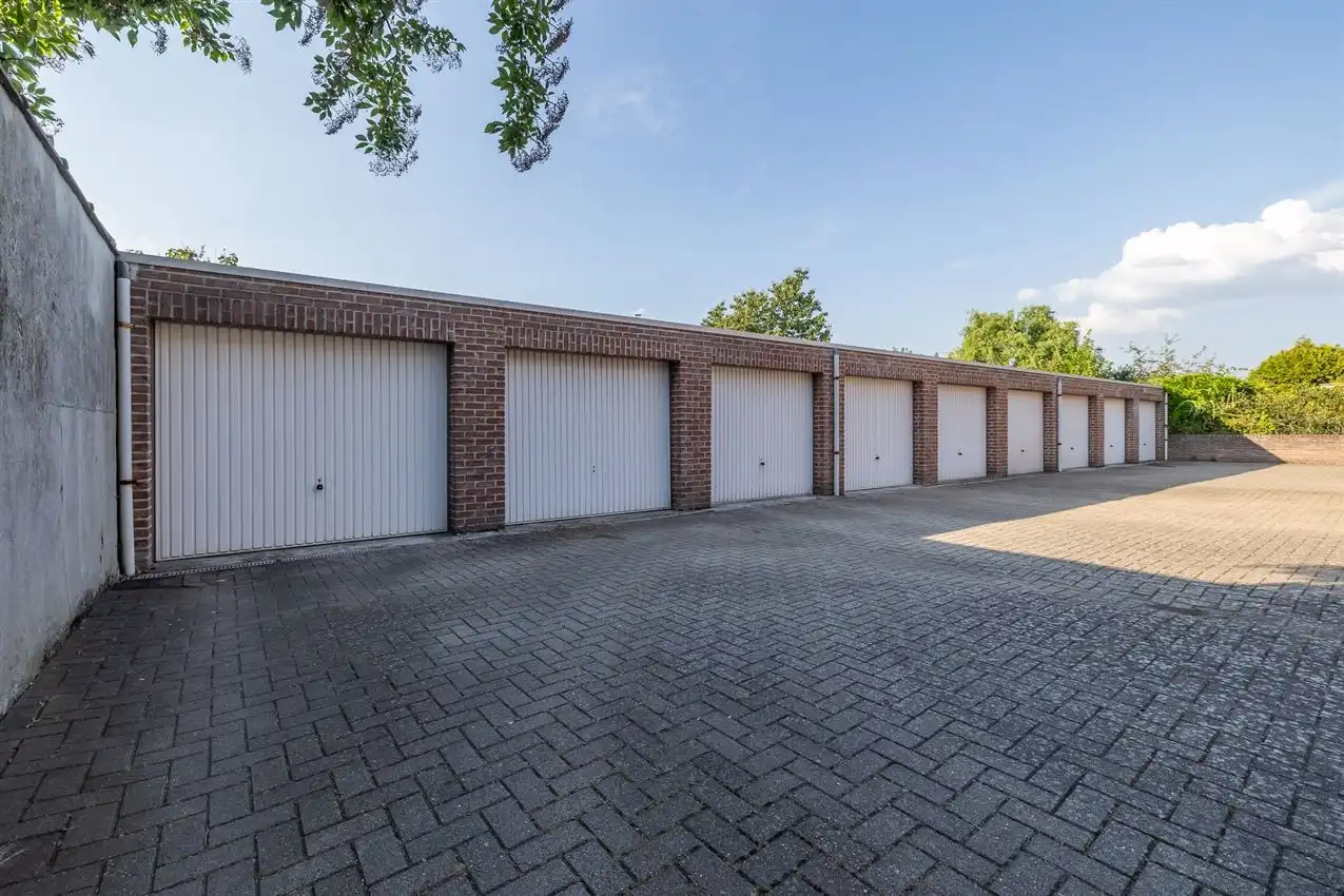 Appartement met twee slaapkamers en garage op rustige en toch centrale locatie foto 2
