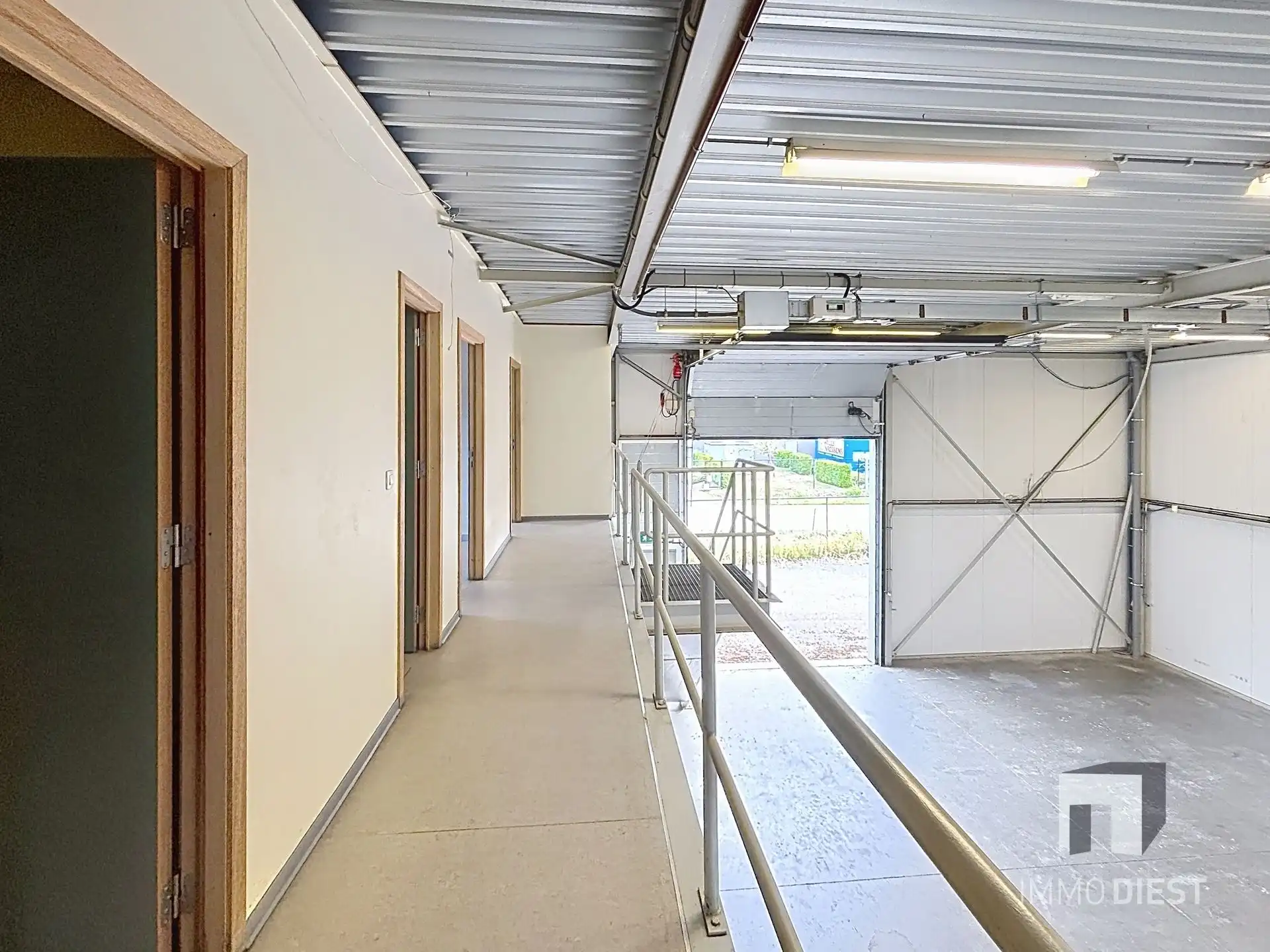 Magazijn met bureel op triple A-locatie foto 7