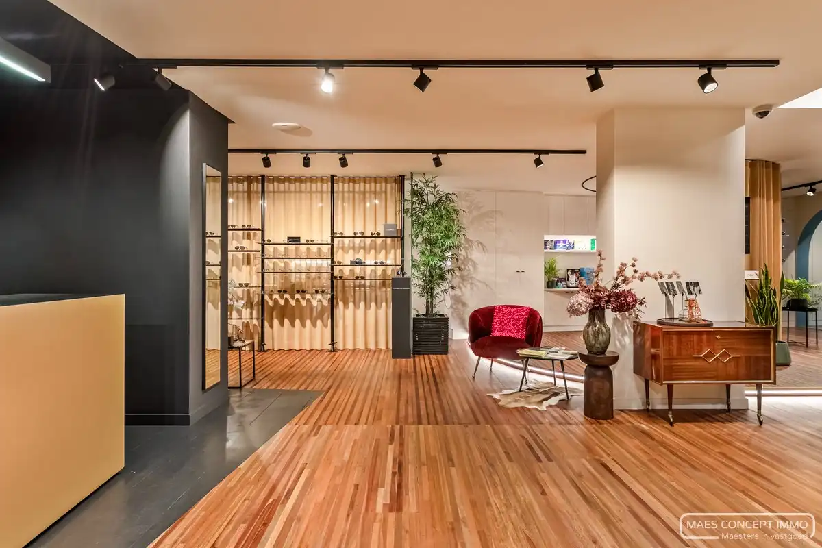 Te koop handelspand op top locatie met bovenliggend ruim appartement foto 3