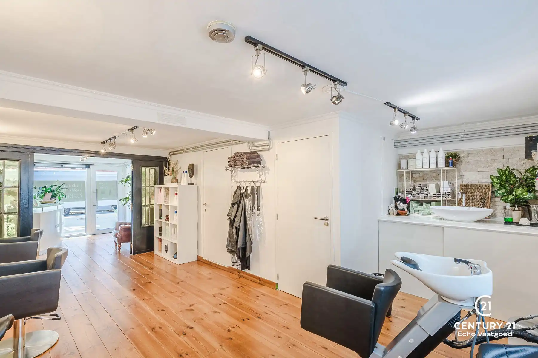 Instapklaar, energiezuinig wonen mét handelsruimte en garage foto 8