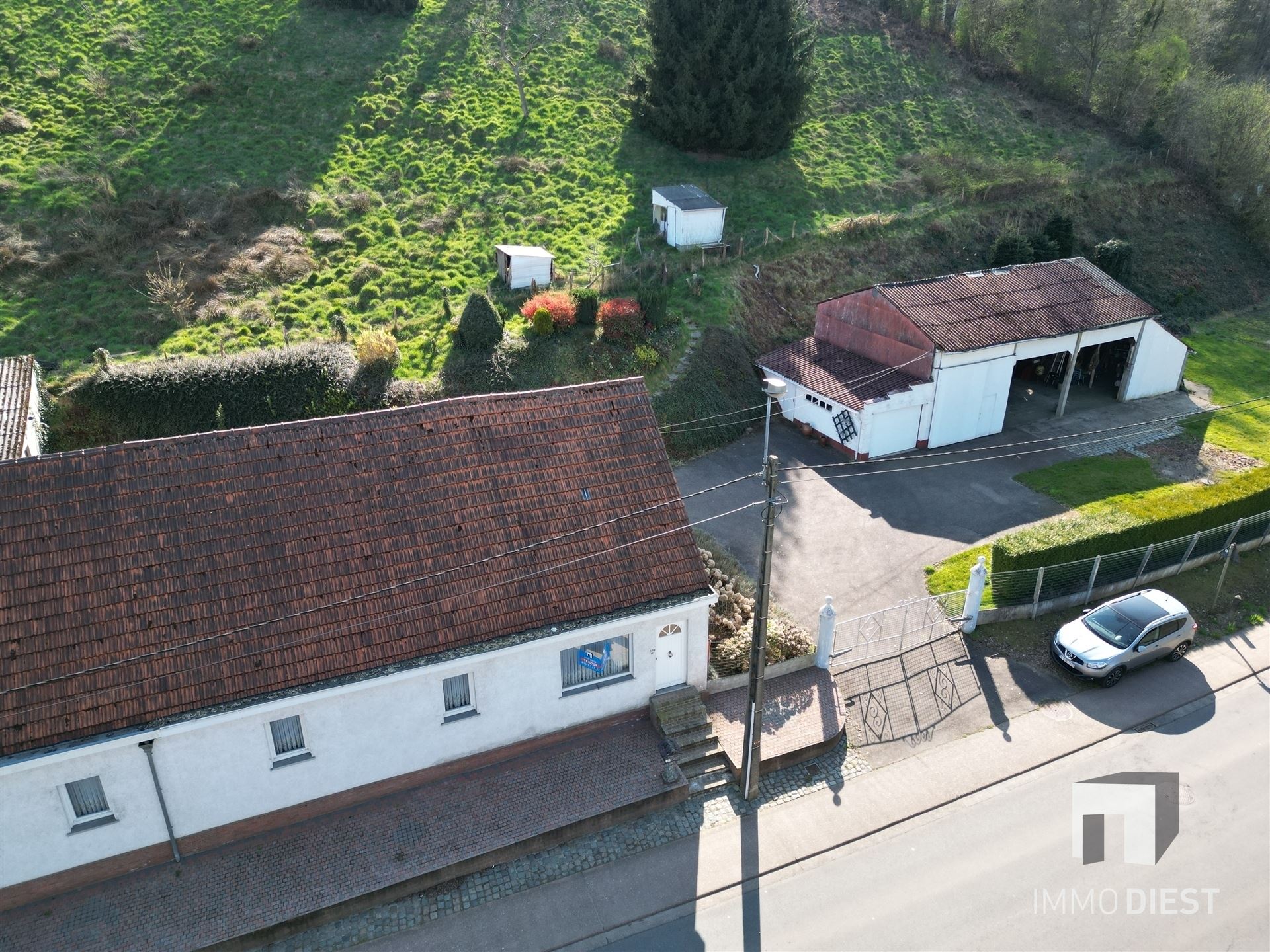 Woning met stalling/opslagplaats en weiland foto 4