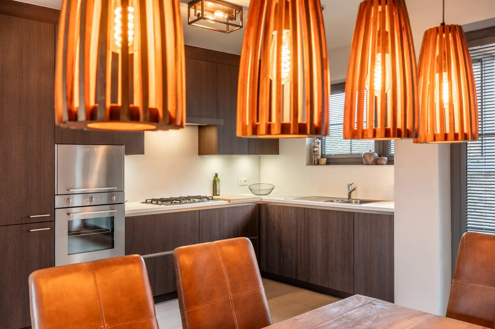 Ruim triplex appartement met berging foto 6