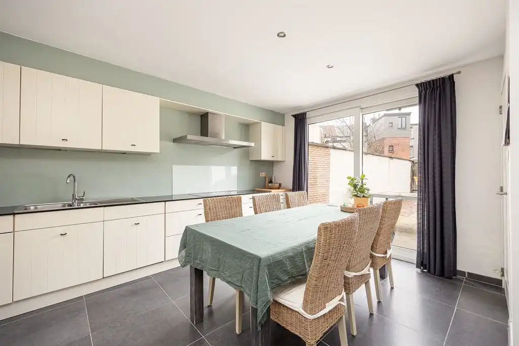 Ruime instapklare woning vlakbij het Rivierenhof foto 5