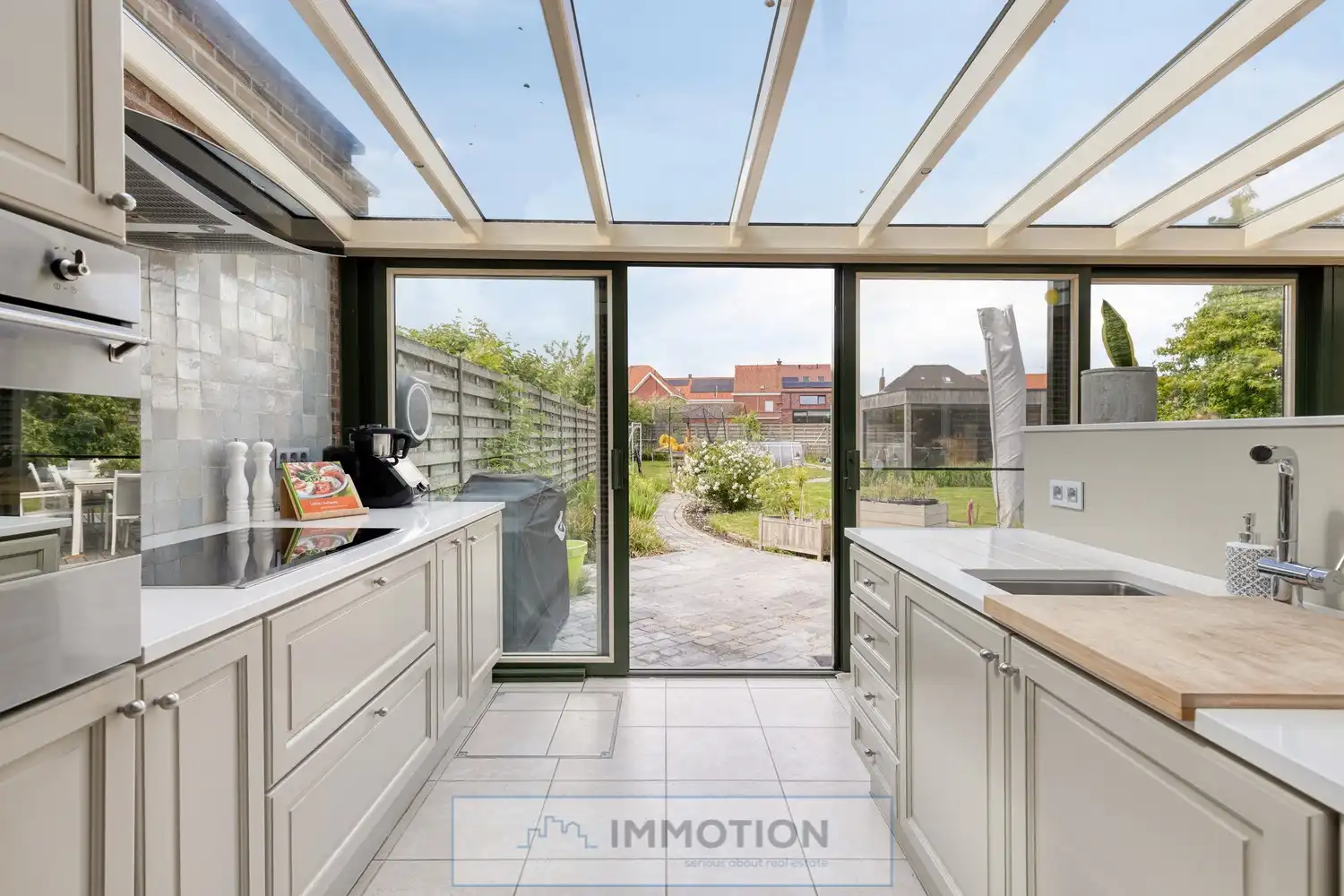 Halfopen gezinswoning met 3 slaapkamers, tuinkamer en poolhouse - Kijkdag met biedmoment op 27/06 foto 10