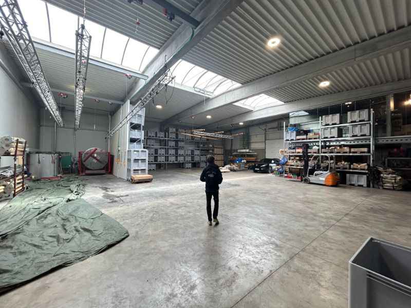 Recente goed gelegen loods (651 m²) met kantoorruimte en 7 parkings foto 5