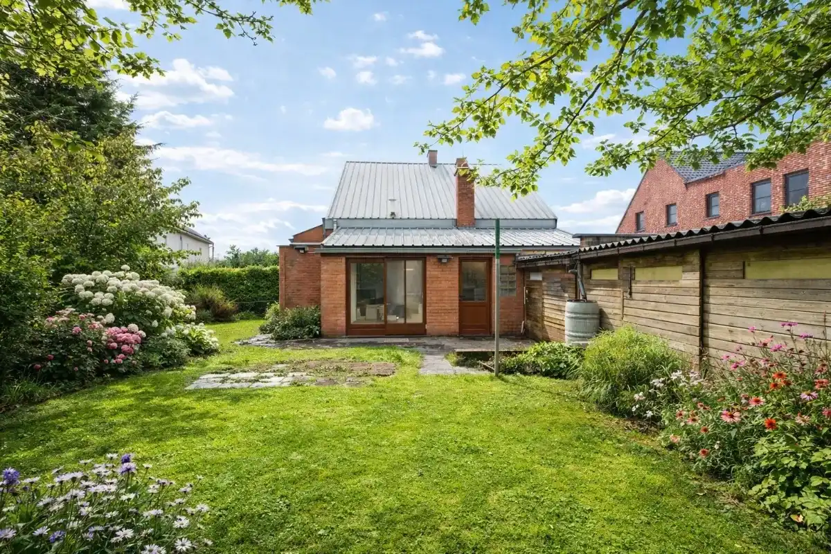 Karaktervolle deels te renoveren woning met veel potentie foto 19