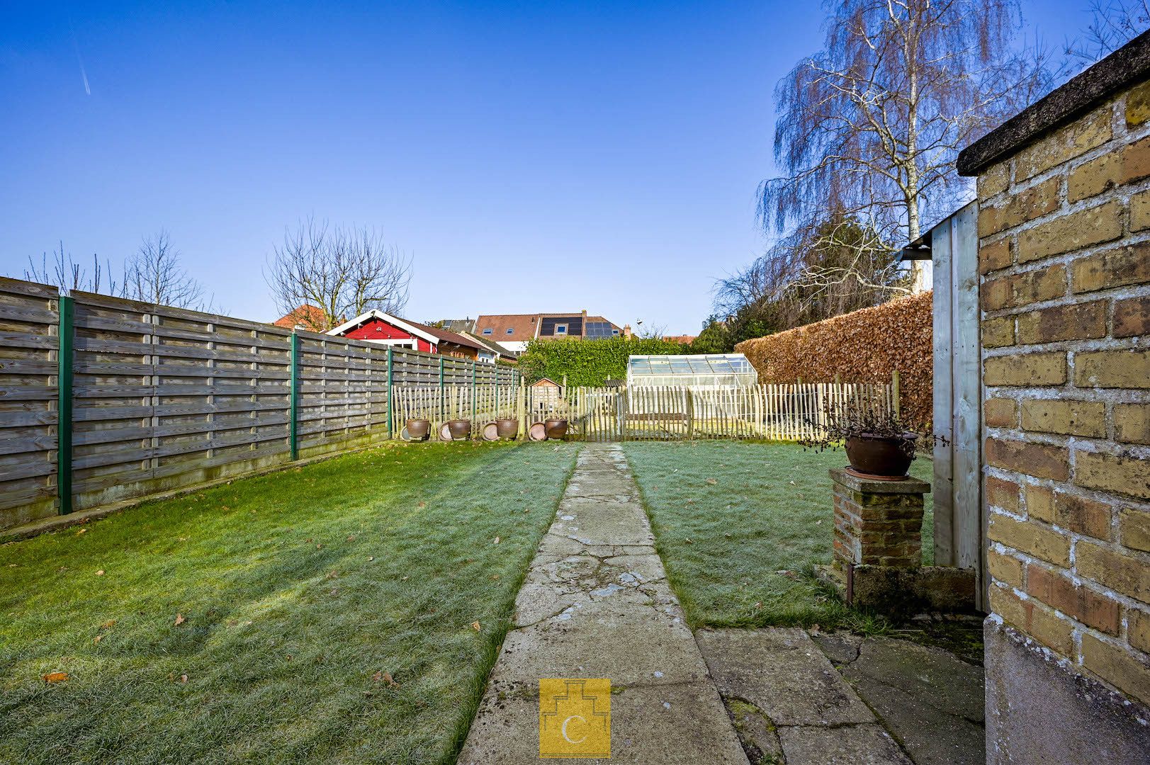Halfopen bebouwing met grote tuin en prachtig uitzicht nabij Station foto 4