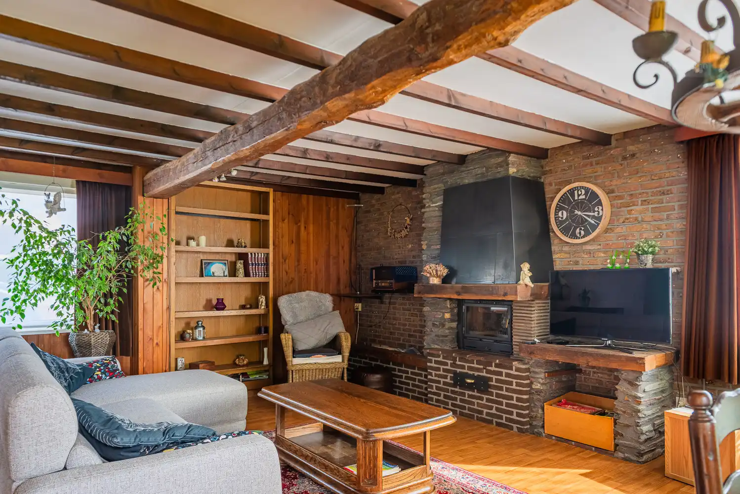 Charmante woning met 6 slaapkamers, garage en gezellige tuin op 695 m² foto 8