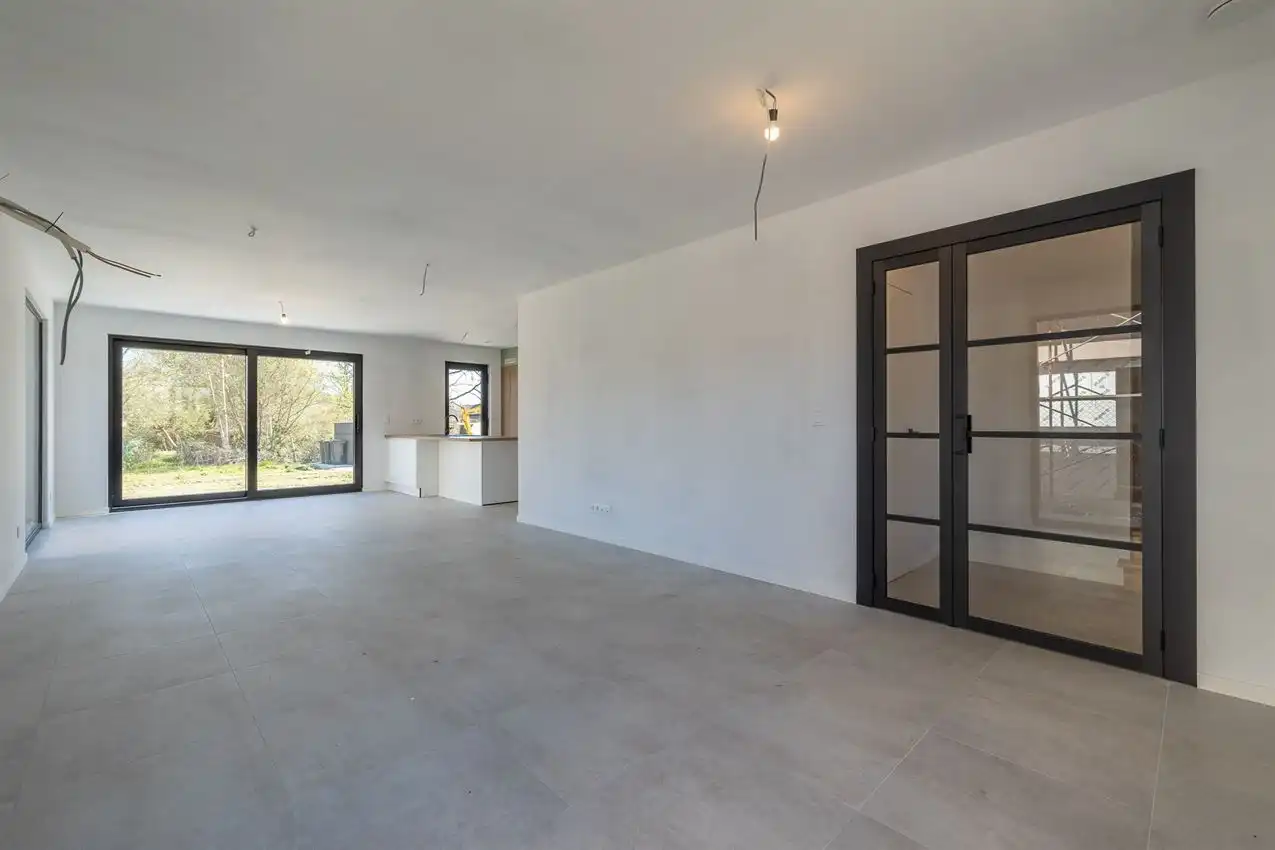 Kwalitatief afgewerkte nieuwbouwwoning met 3 slk. foto 4